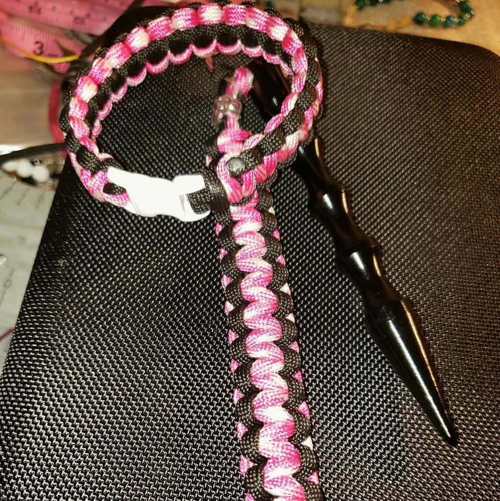 Paracord safety bracelet and self defense Kubotan